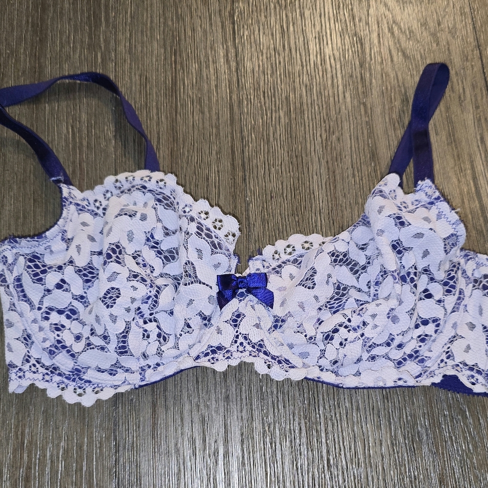Victoria Secret Sz. 34D Purple/white Lace Bra